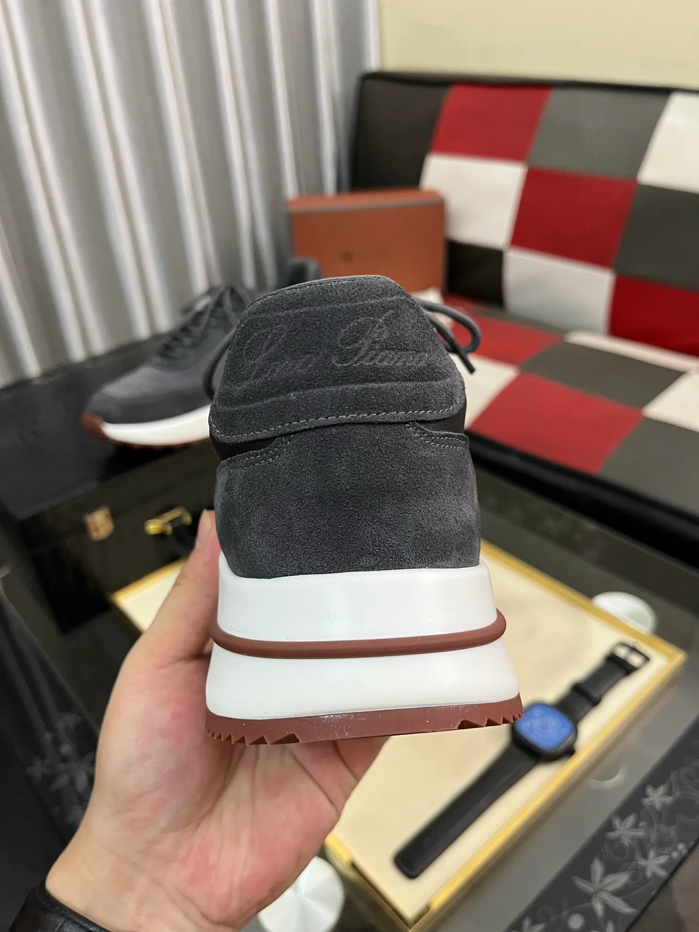 Men's shoes 💰458⌚️⌚️ Loro Pian* Loro Pian* casual shoes are made of cowhide frosted cowhide. Unique texture, simple and elegant, in line with Asian shoe lasts. Almond toe bar, apron style toe, drum-stitched upper. Same color stitching details. Slip-on style for easy on and off. Original color full cowhide lining. The insole is decorated with the 🈶️ brand logo. The original open-molded TPU raw rubber outsole. The soft rubber sole has super grip performance. Comfortable and casual style. You can create 🉑casual🉑formal urban style at will!  Code number: 38-44